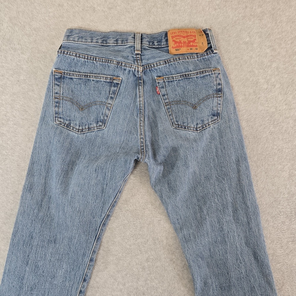 Levi's 501 Original Fit Mens 30x32 Medium Wash Blue Denim Button Fly Jeans Pant - Picture 9 of 11